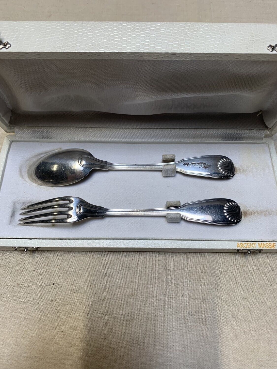 Ecrin à couverts composé d'une cuillère et d'une fourchette en argent massif par "FRANCOIS"