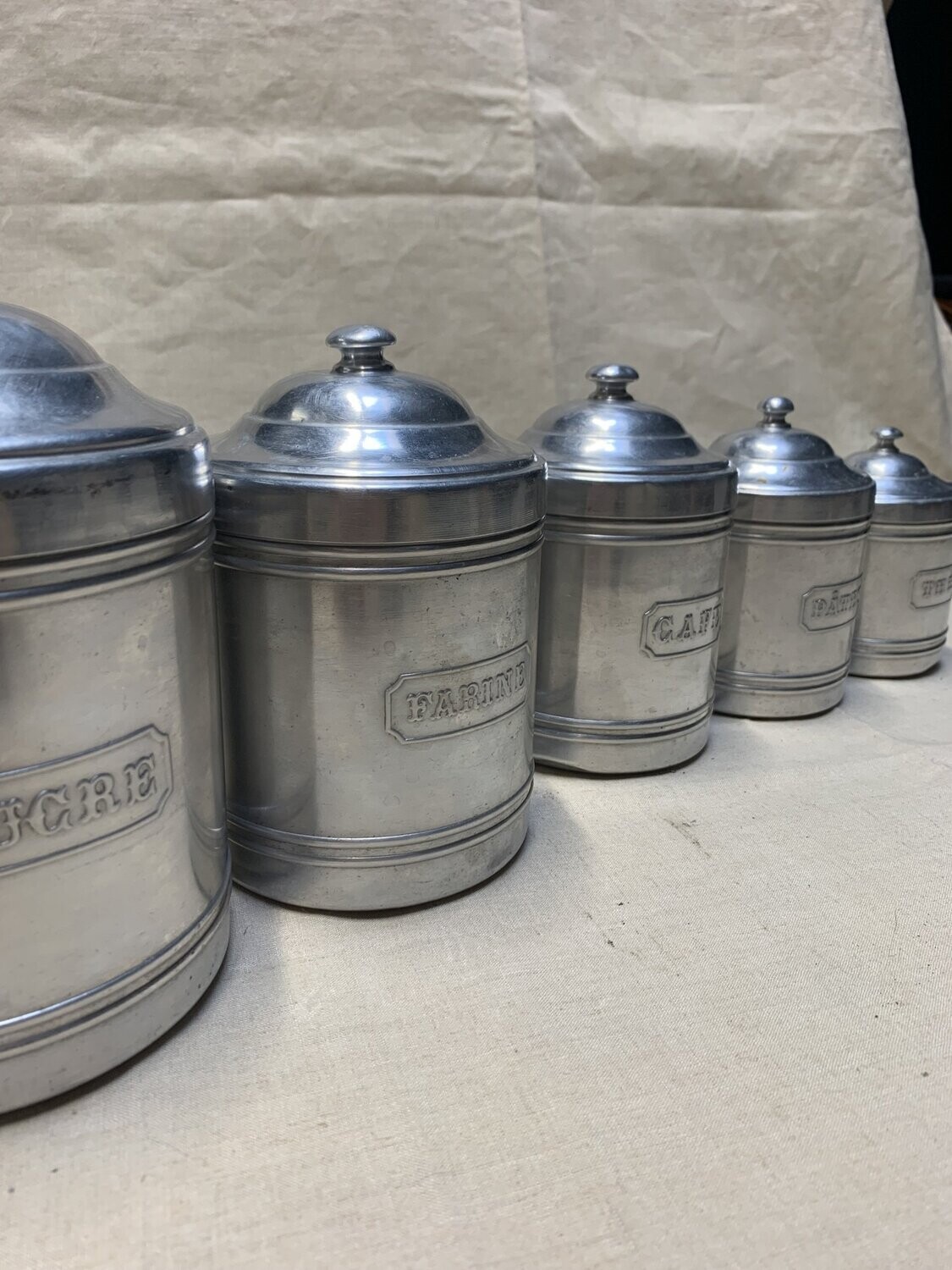 Joli assortiment de 5 boites à épices en fer - Hauteur de 13 cm à 19 cm