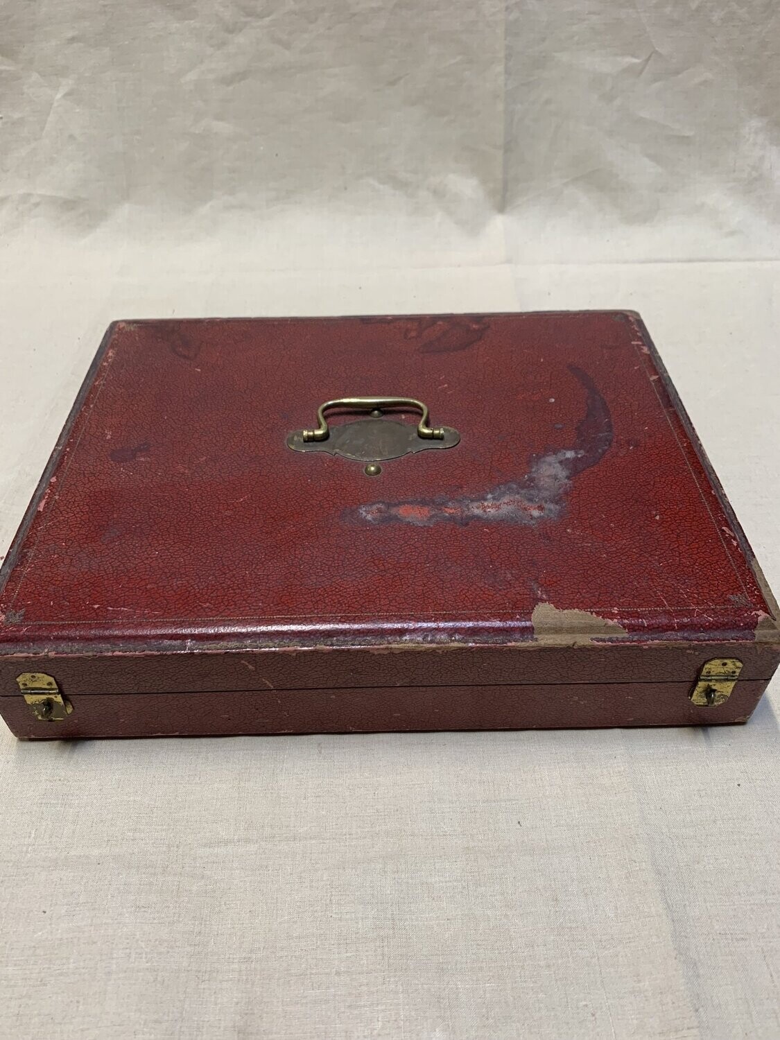 Ecrin à couverts comprenant 12 grandes cuillères, 12 fourchettes, 12 petites cuillères et une louche en étain - 40x31.5cm 