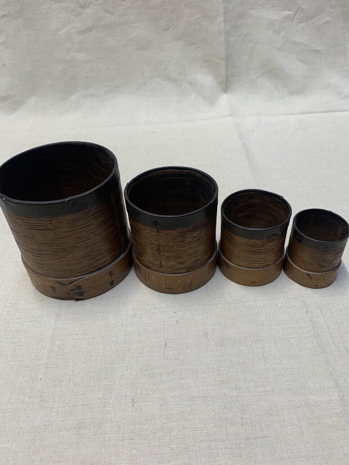 Lot de 4 doseurs en bois ancien - Hauteur 12.5 cm et Diamètre 11 cm