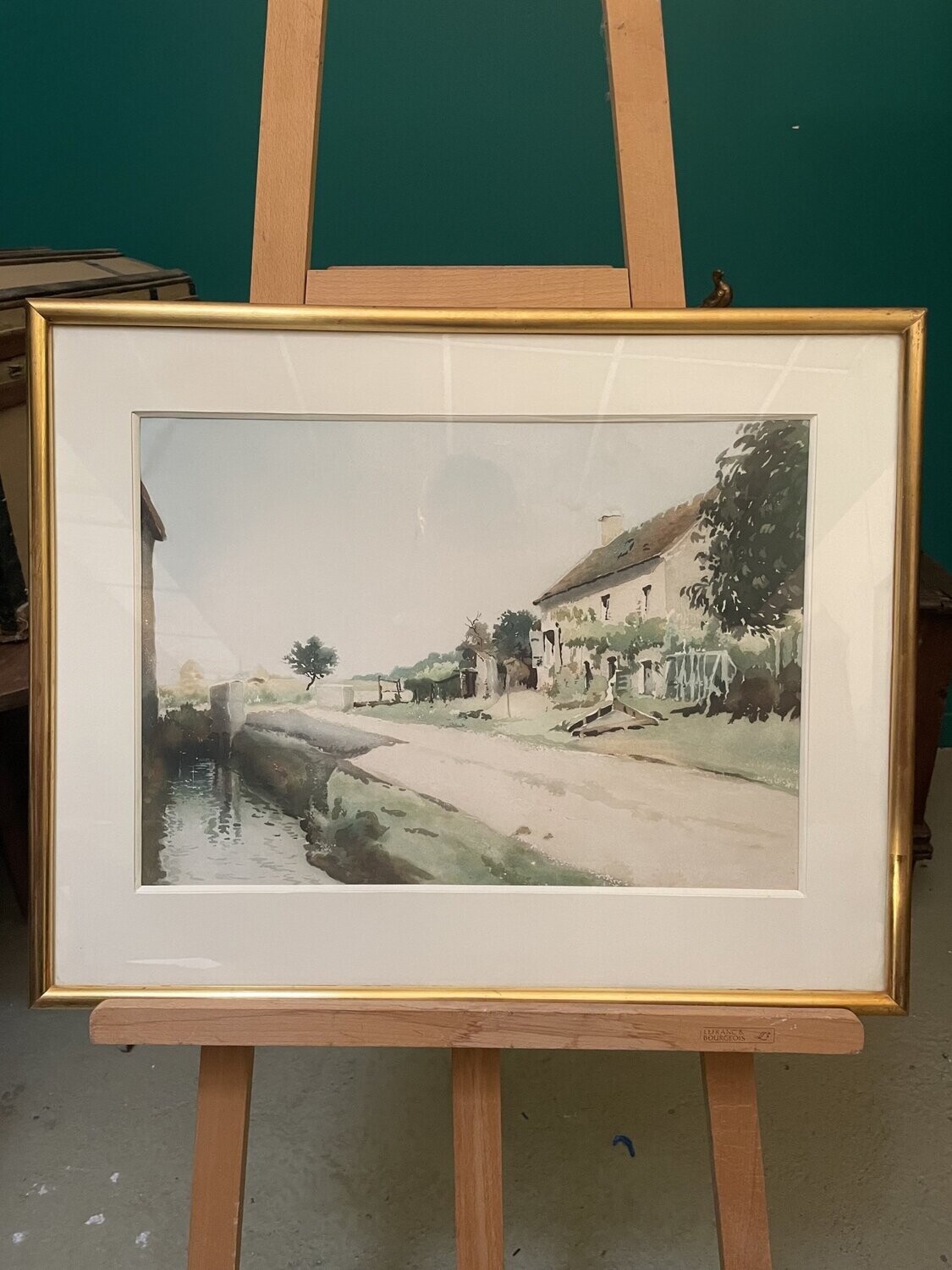 Magnifique aquarelle  sous-verre représentant une maison près d'un cours d'eau, finement encadrée - Dimensions 36 cm x 50,5 cm