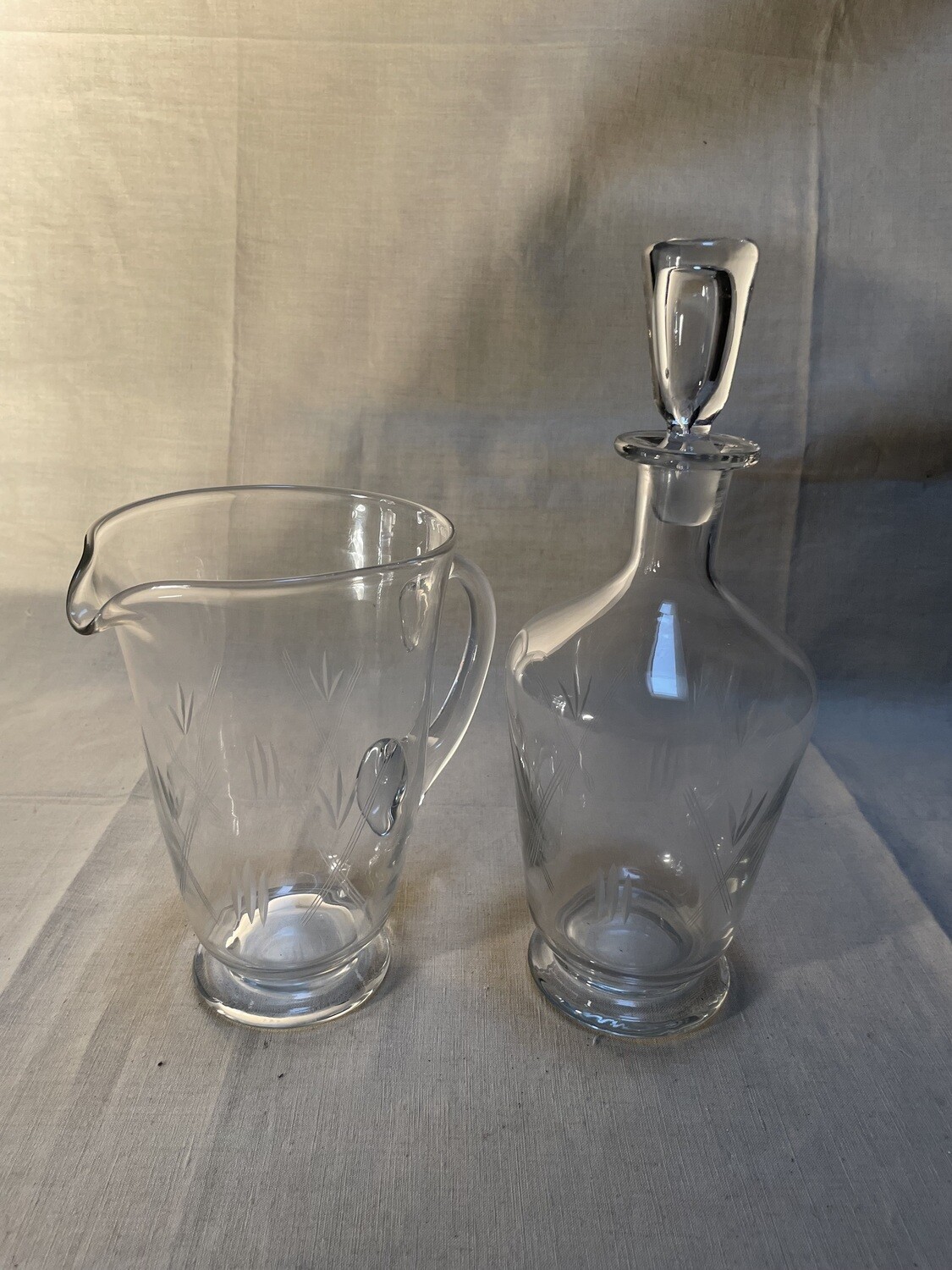 Lot d'un pichet et d'une carafe en verre