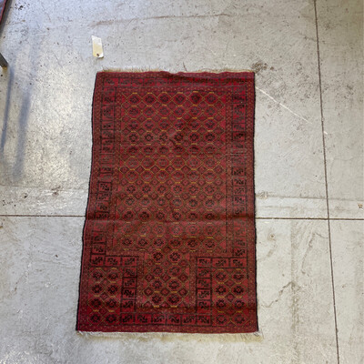 Petit tapis laine à décor de losanges sur fond rouge - 131 x 81 cm