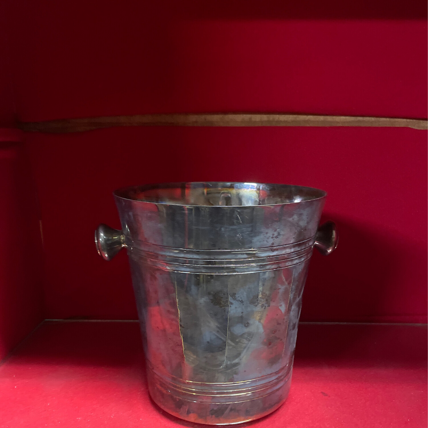 Seau à champagne en métal argenté.