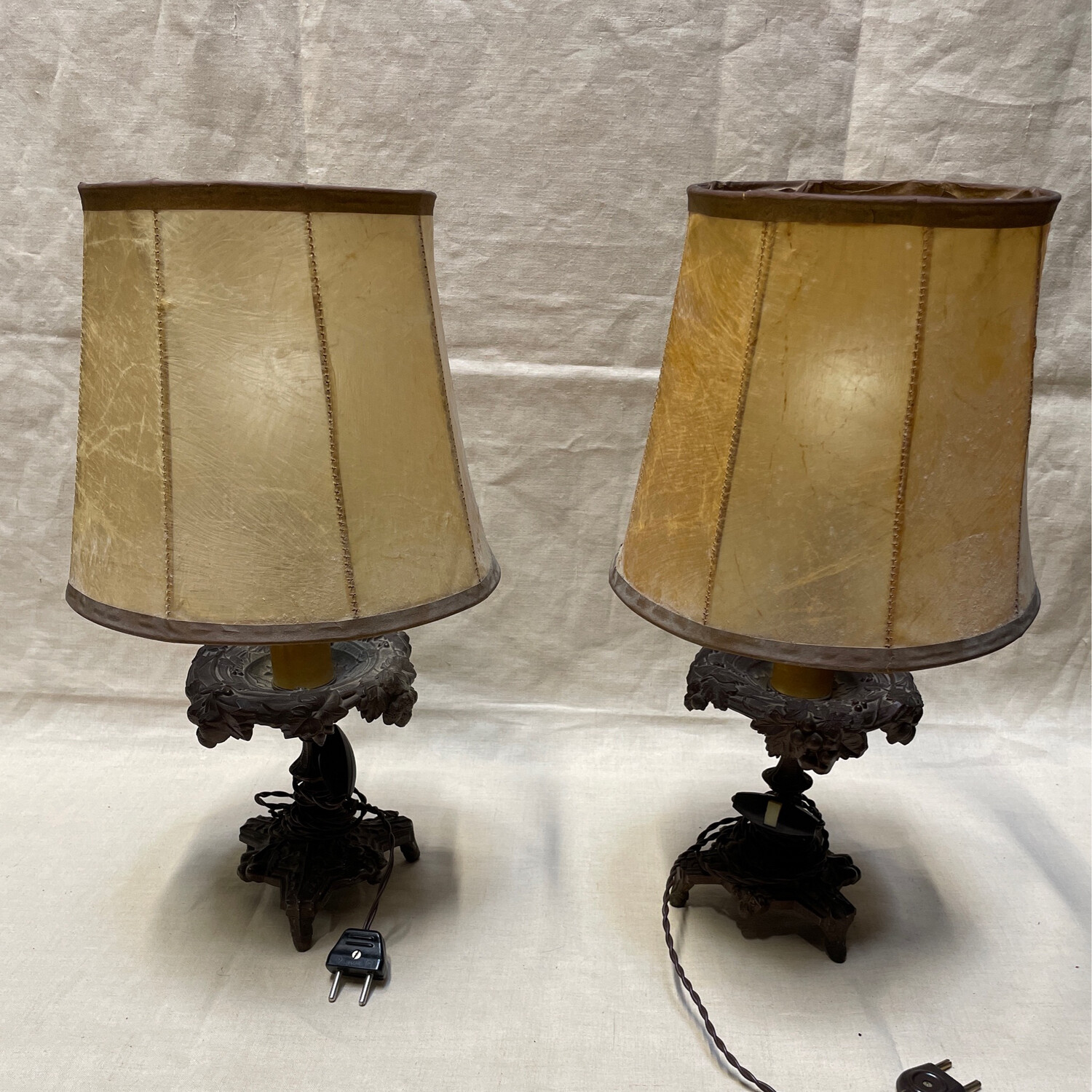 Paire de lampes en régule à patine brune, décor de pampres de vigne.