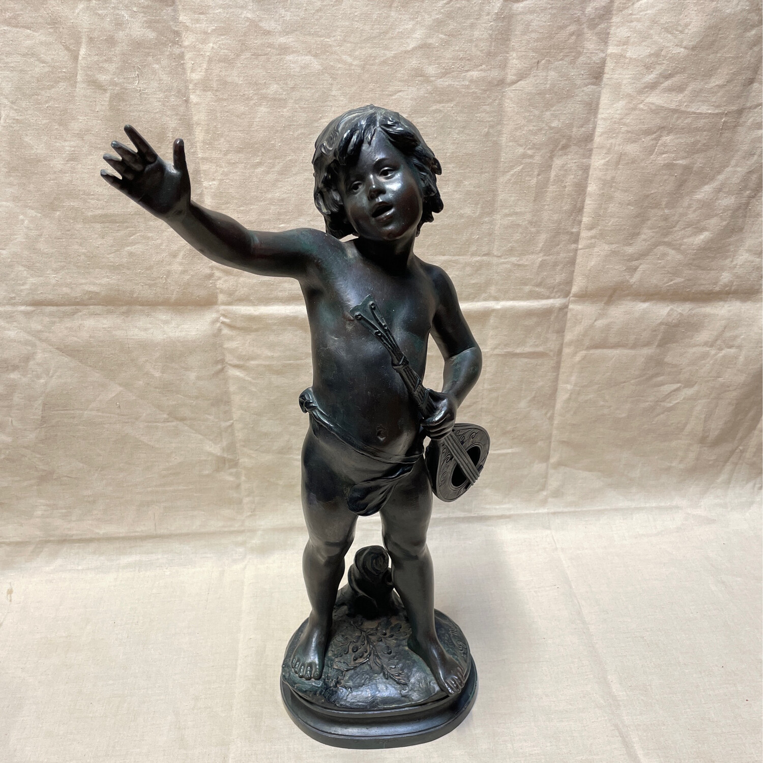 D'après Auguste MOREAU :  l'enfant musicien, sculpture en régule signée sur la terrasse, patine noire - Hauteur 57 cm.