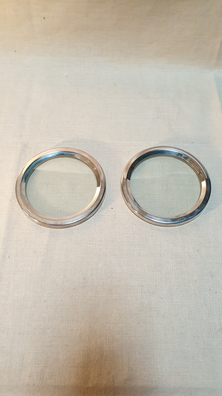 Deux dessous de bouteilles verre cerclage métal argenté
