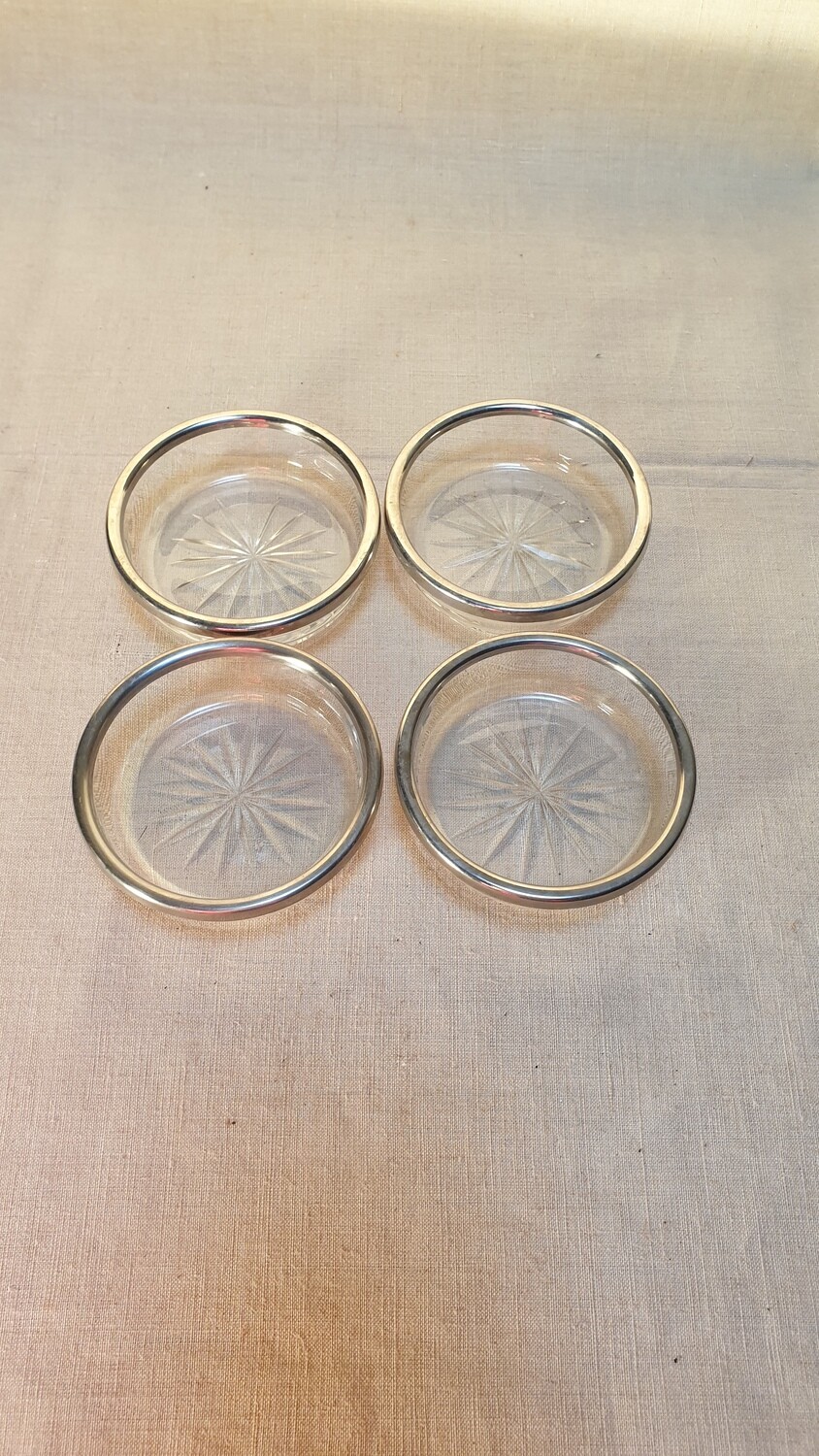 Quatre petits beurriers verre et métal argenté. H-3 D-8.5