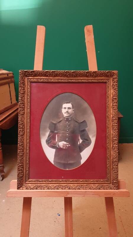 Militaire dans un cadre mouluré et doré - 49 cm x 59 cm