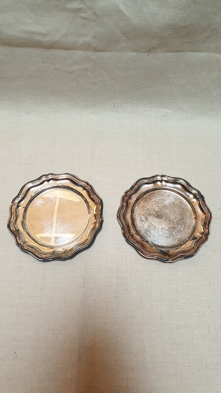 2 assiettes en métal argenté - Diamètre 14 cm