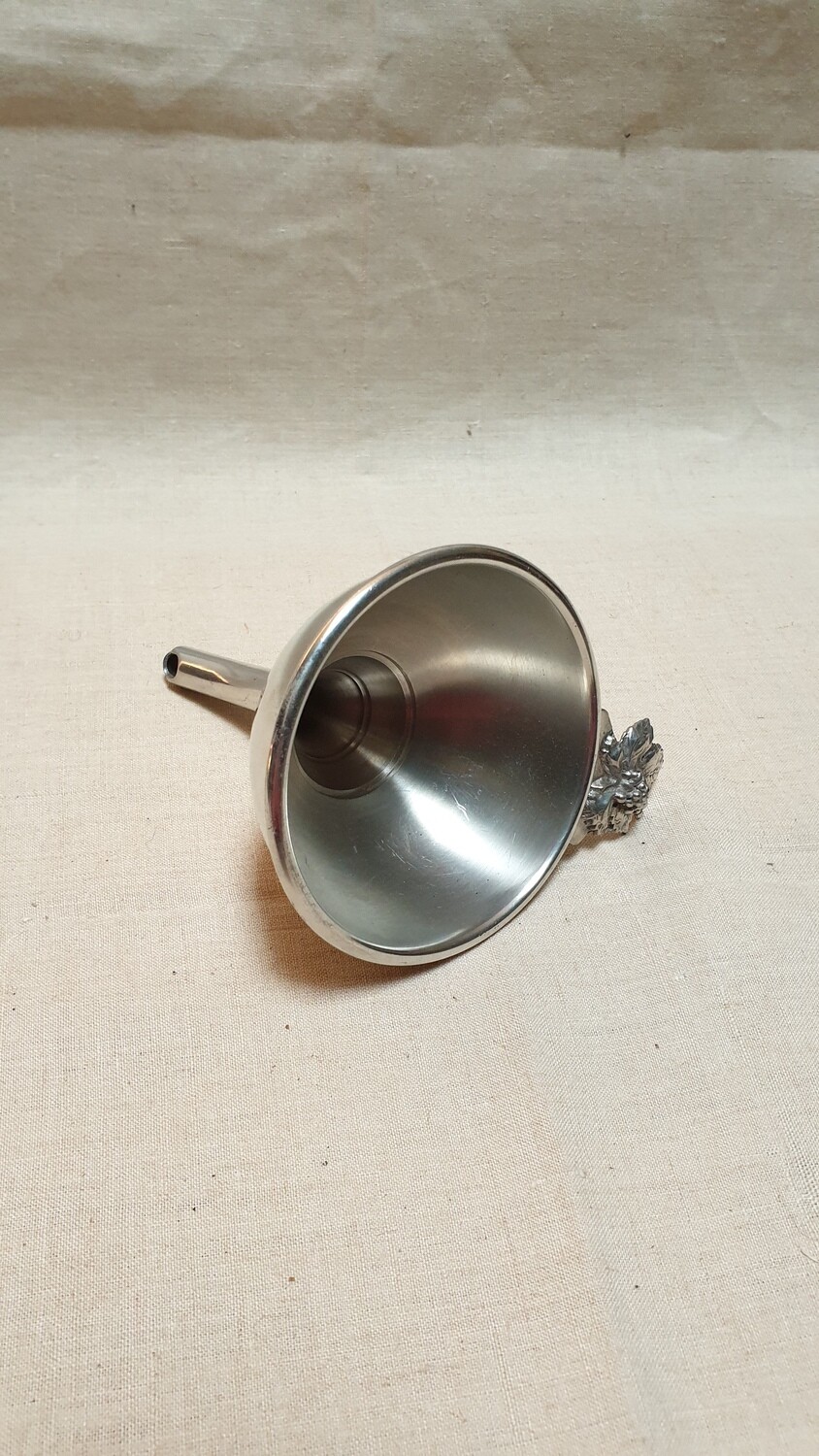 Magnifique petit entonnoir en métal argenté - 12 cm