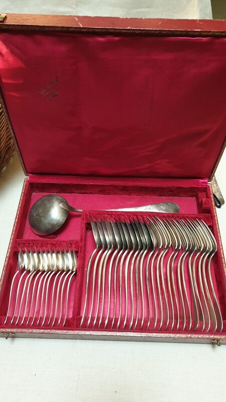 Service à couverts complet en métal argenté composé de 12 fourchettes, 12 grandes cuillères, 12 petites cuillères et une louche