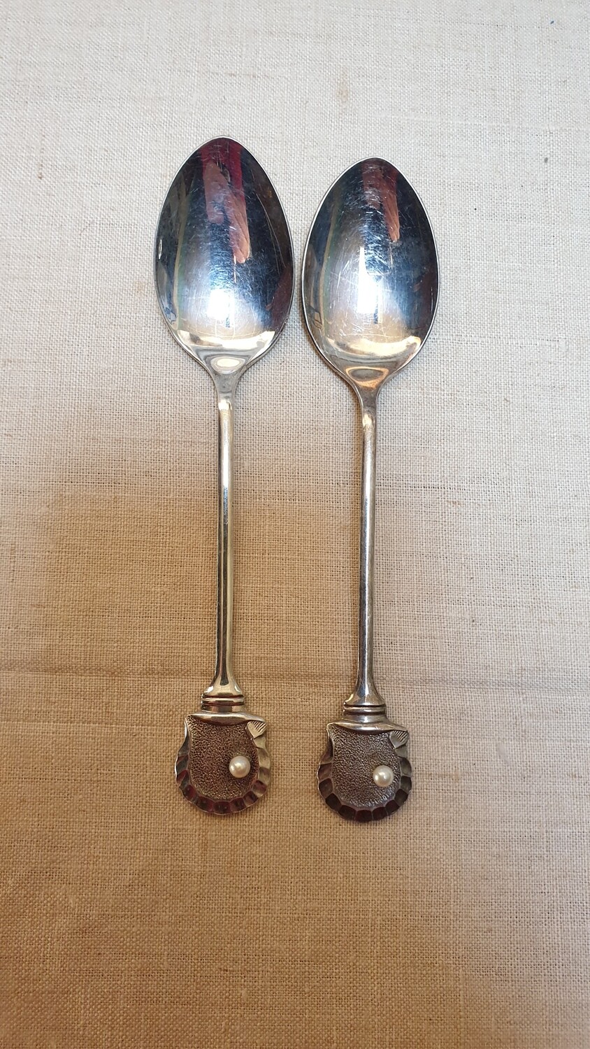 2 petites cuillères à café avec un manche en forme de coquillage + perle
