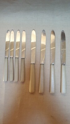 4 grands couteaux et 4 petits couteaux avec un manche blanc