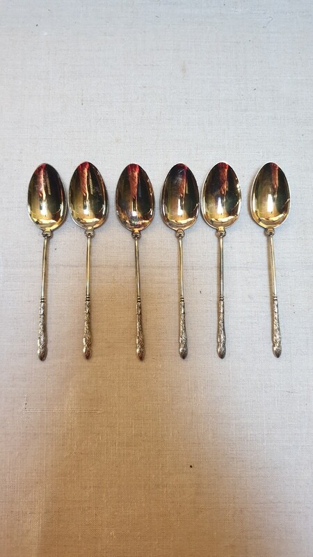 6 petites cuillères en métal doré