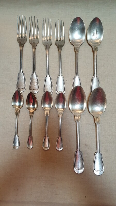 4 grandes cuillères, 4 fourchettes et 4 petites cuillères, décor au filet