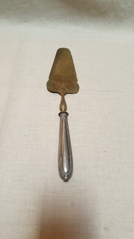 Pelle à tarte avec manche en metal argenté et face plate doré L-29,5cm