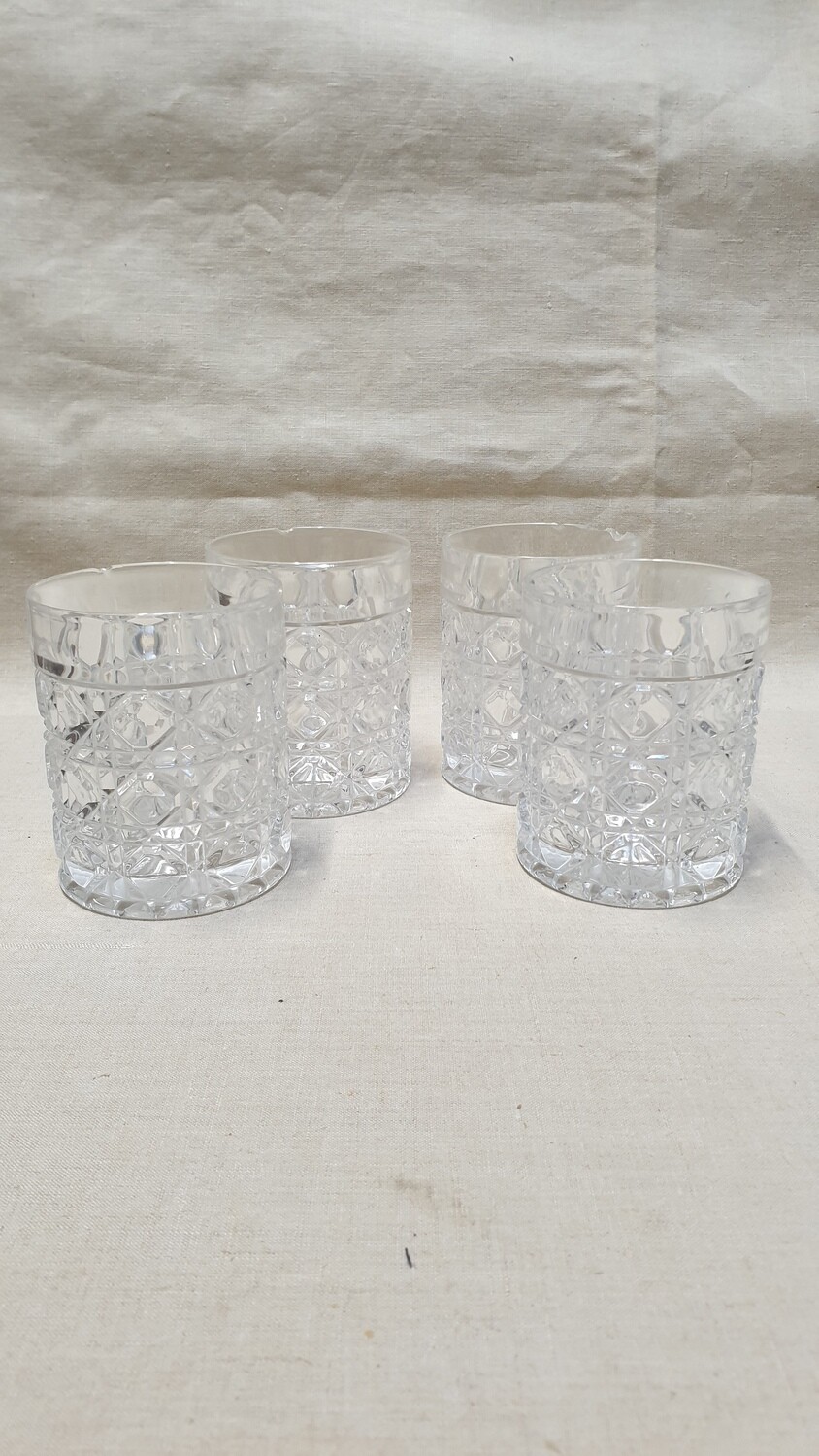 Suite de 4 verres en cristal H-10cm D-8cm