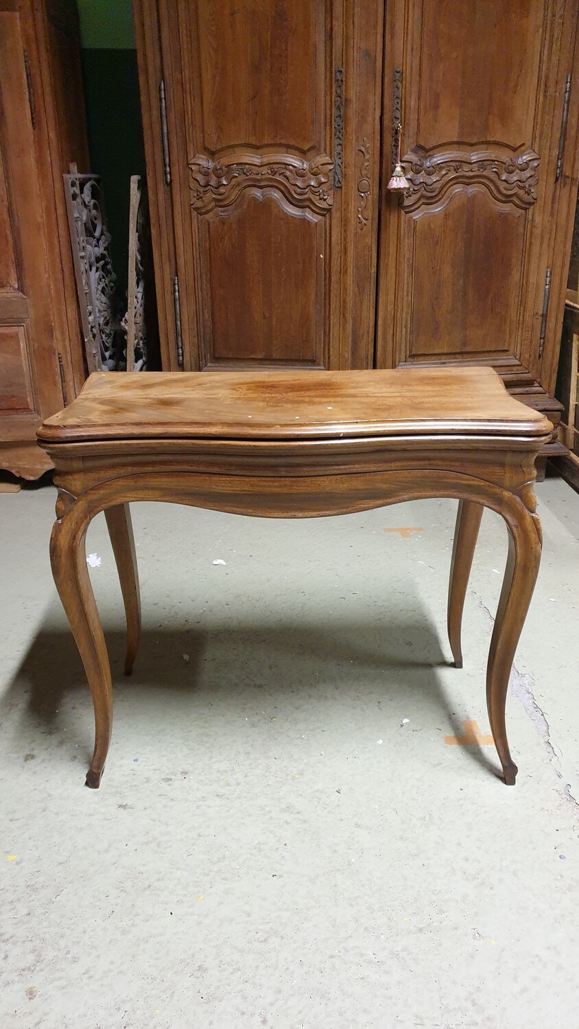 Table à jeu en noyer mouluré époque Louis Philippe - H-73cm L-80cm l-40cm