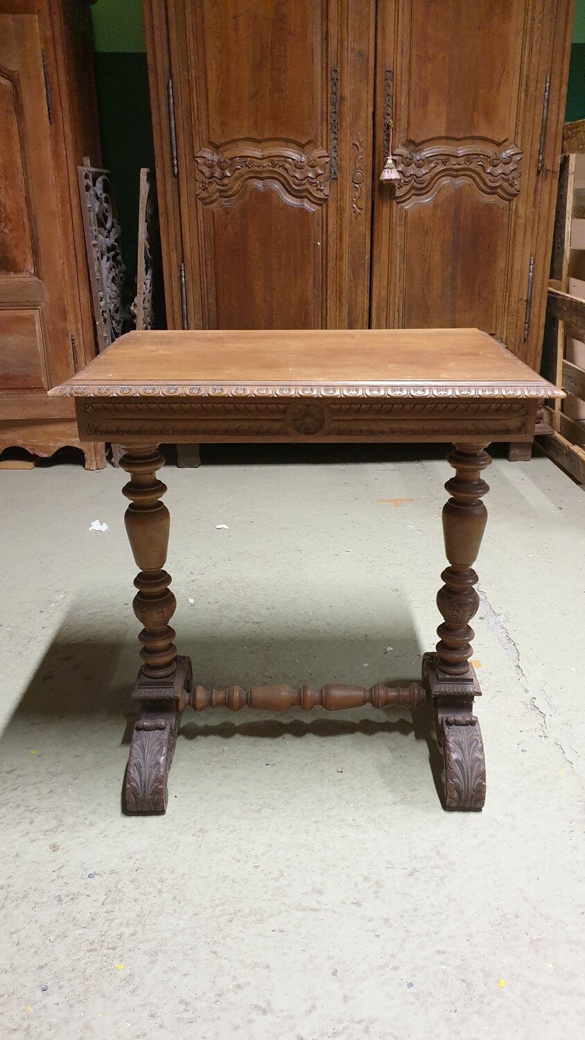 Petite table en noyer à entretoise, pieds tournés - XIXème - H-75cm L-70cm l-49cm