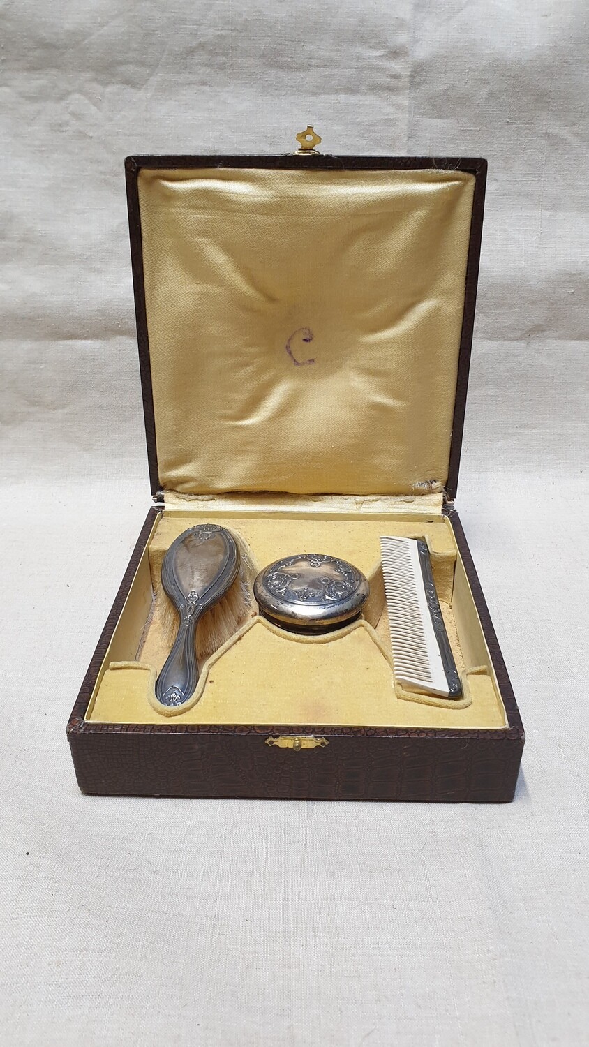 Coffret toilette dans un écrin comprenant une brosse, une boite et un peigne monture métal - 17,5 cm x 18 cm