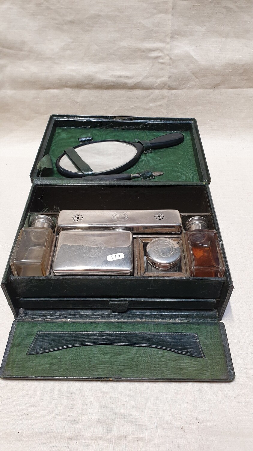Exceptionnelle mallette de voyage avec flacons et face à main en argent et métal argenté  dans des compartiments 25,5x18,5