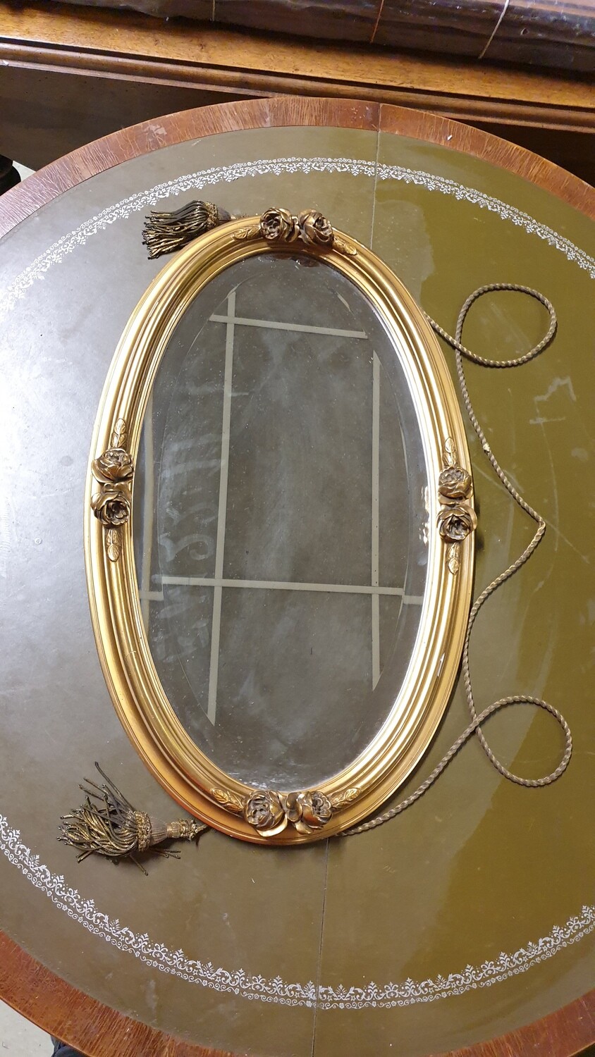 Miroir oblong à cadre doré à relief de duo de roses - H-41 L-69cm