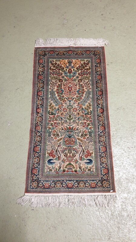 Petit tapis mural en soie à décor de héron et vase stylisé sur rinceaux fleuris - 121 cm x 62 cm