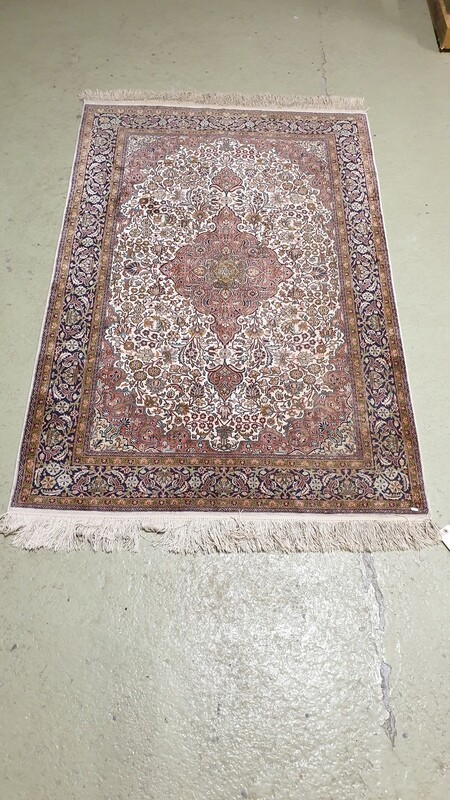 Tapis laine et soie à décor de rosace centrale 182x119 cm