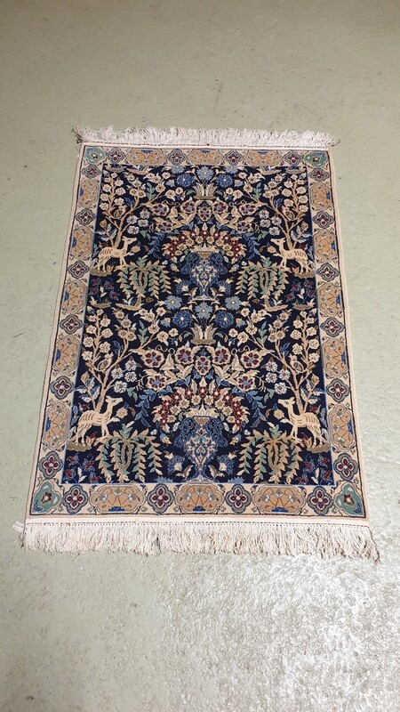 Petit tapis en  laine et soie à décor d'animaux et fleurs sur fond bleu nuit - 127 cm x 88 cm