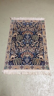 Petit tapis en laine et soie à décor d'animaux et fleurs sur fond bleu nuit - 127 cm x 88 cm