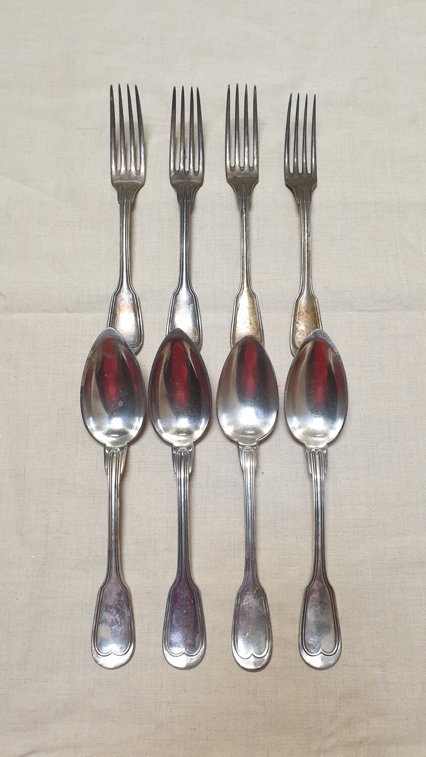 Ensemble de 4 fourchettes et 4 grandes cuillères en métal argenté
