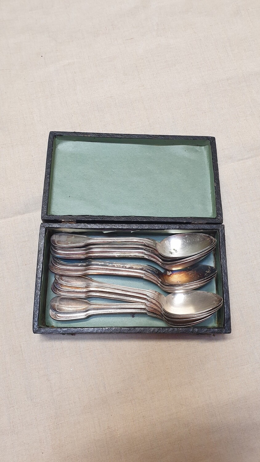 Lot de 12 petites cuillères en métal argenté dans leur écrin - 9x15,5