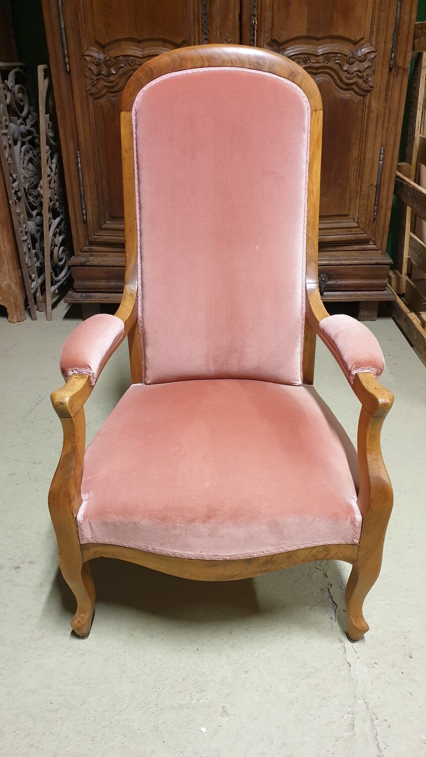 Fauteuil dit Voltaire à garniture de velours rose - H-113