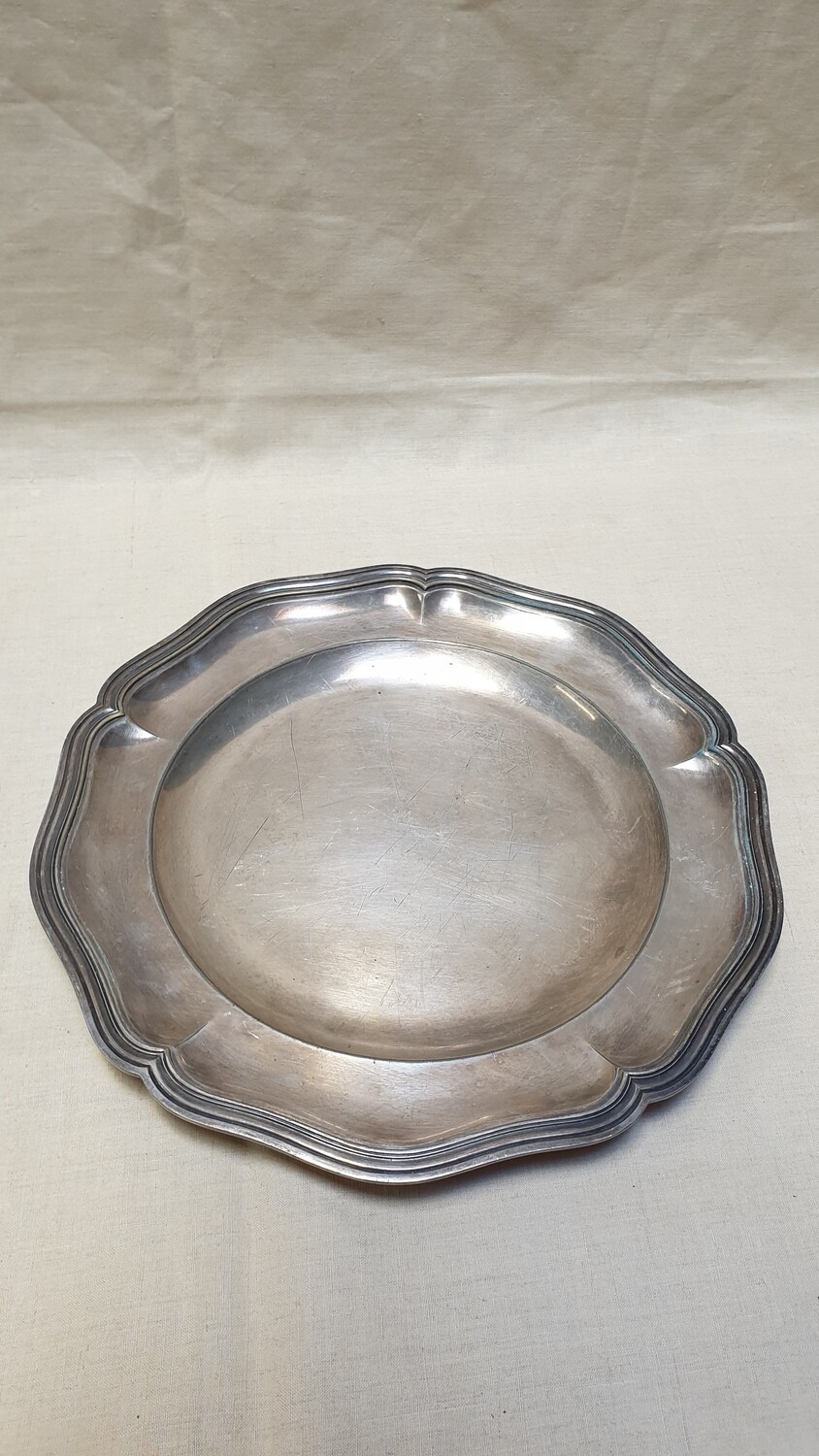 Magnifique plat en métal argenté D-32