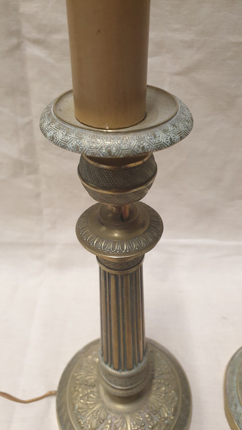 PAIRE de bougeoirs en bronze à décor ciselé et repoussé. XIXème. Monté en lampe - Hauteur 27 cm