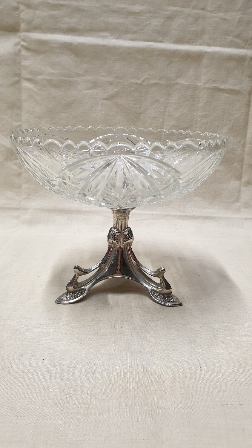 Coupe en verre taillé sur piédouche en métal argenté - style art nouveau - Hauteur 18 cm – Diam. : 22 cm