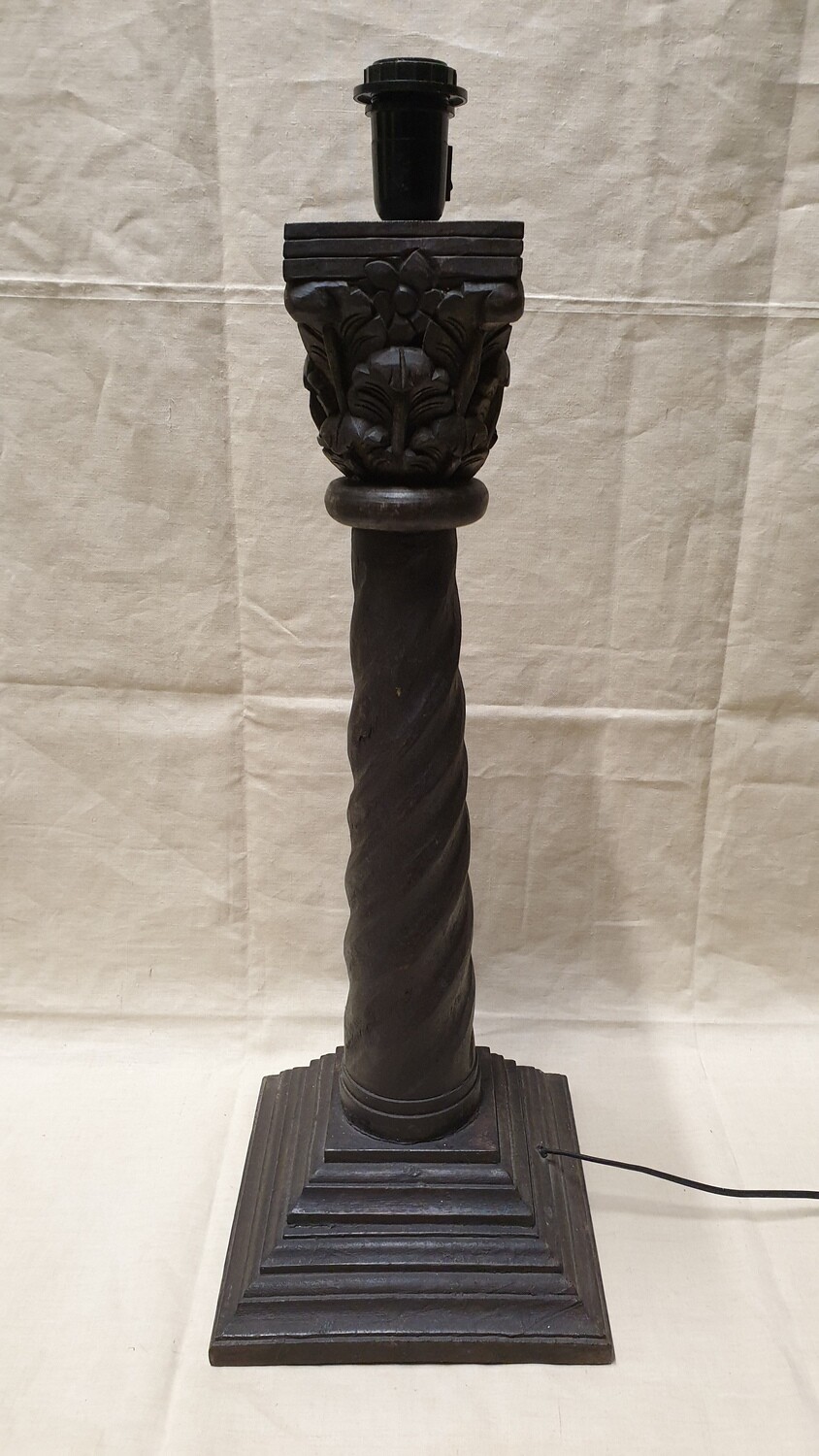 Pied de lampe en bois sculpté figurant une colonne terminée par un chapiteau corinthien H-66cm