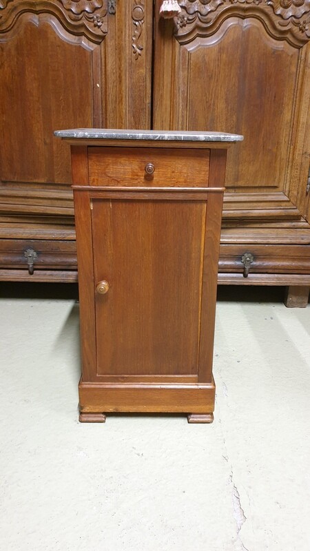 Très joli chevet en noyer, avec un plateau en marbre époque Louis Philippe H-68cm