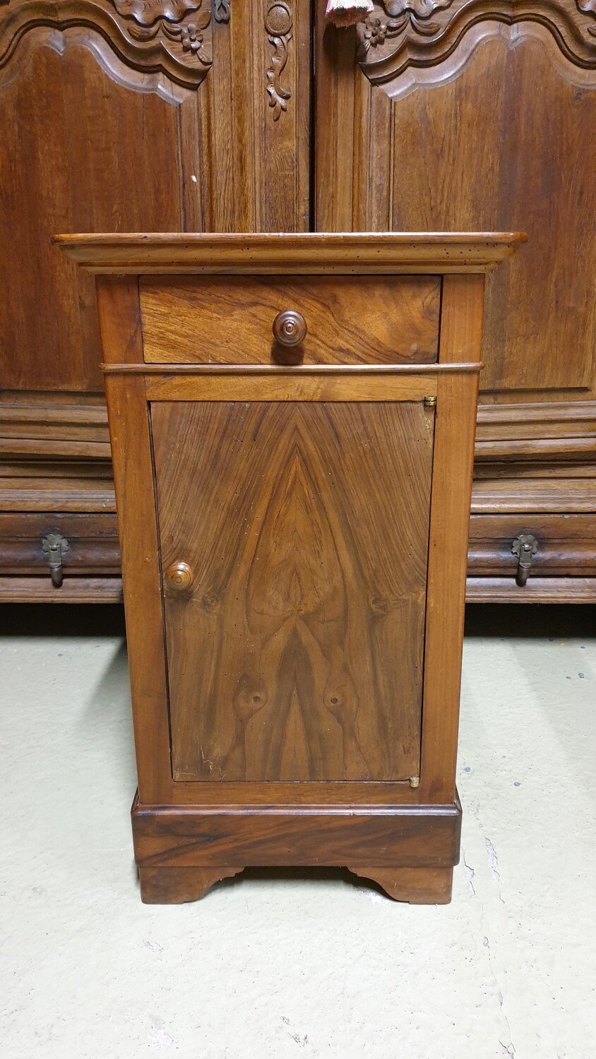 Très joli  chevet en noyer époque Louis Philippe H-71cm