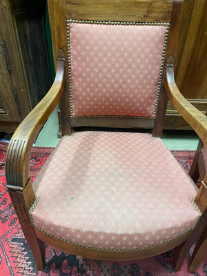 fauteuils avec garniture de tissu saumon et losanges jaune. Époque Restauration (1814-1830). H_91 cm L_55 cm P_50 cm