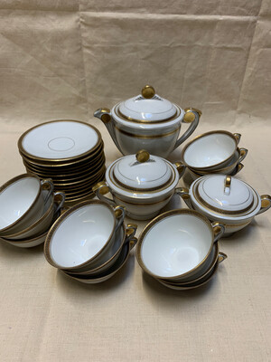 Magnifique service à thé complet 12 assiettes, 12 tasses, une sucrière et 2 théières en porcelaine