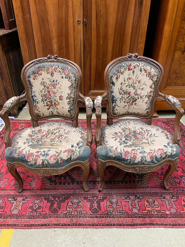 Paire de fauteuils en bois mouluré et sculpté garnis d'une tapisserie fine d'Aubusson florale -  Époque. Louis XV(1723 - 1774) - H-89cm