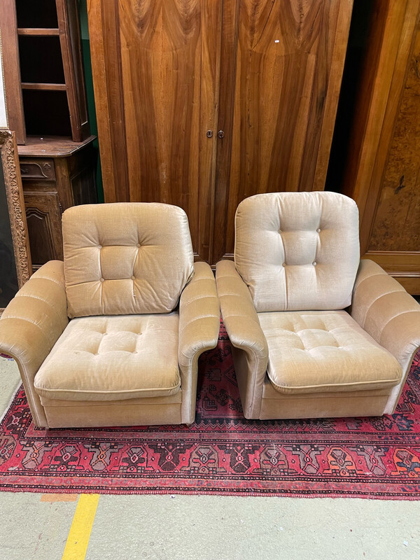 Paire de fauteuils en velours beige avec roulettes H-88 L-88 P-80