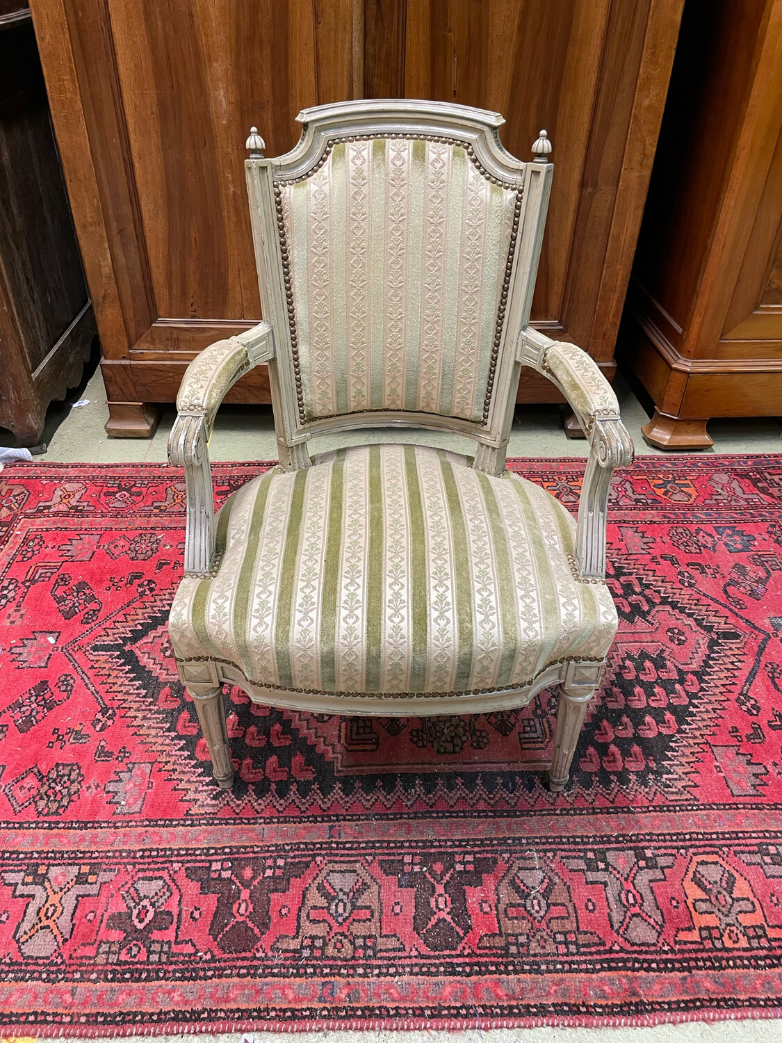 Fauteuil en bois laqué mouluré et sculpté avec garniture beige, vert et rose H-90cm
