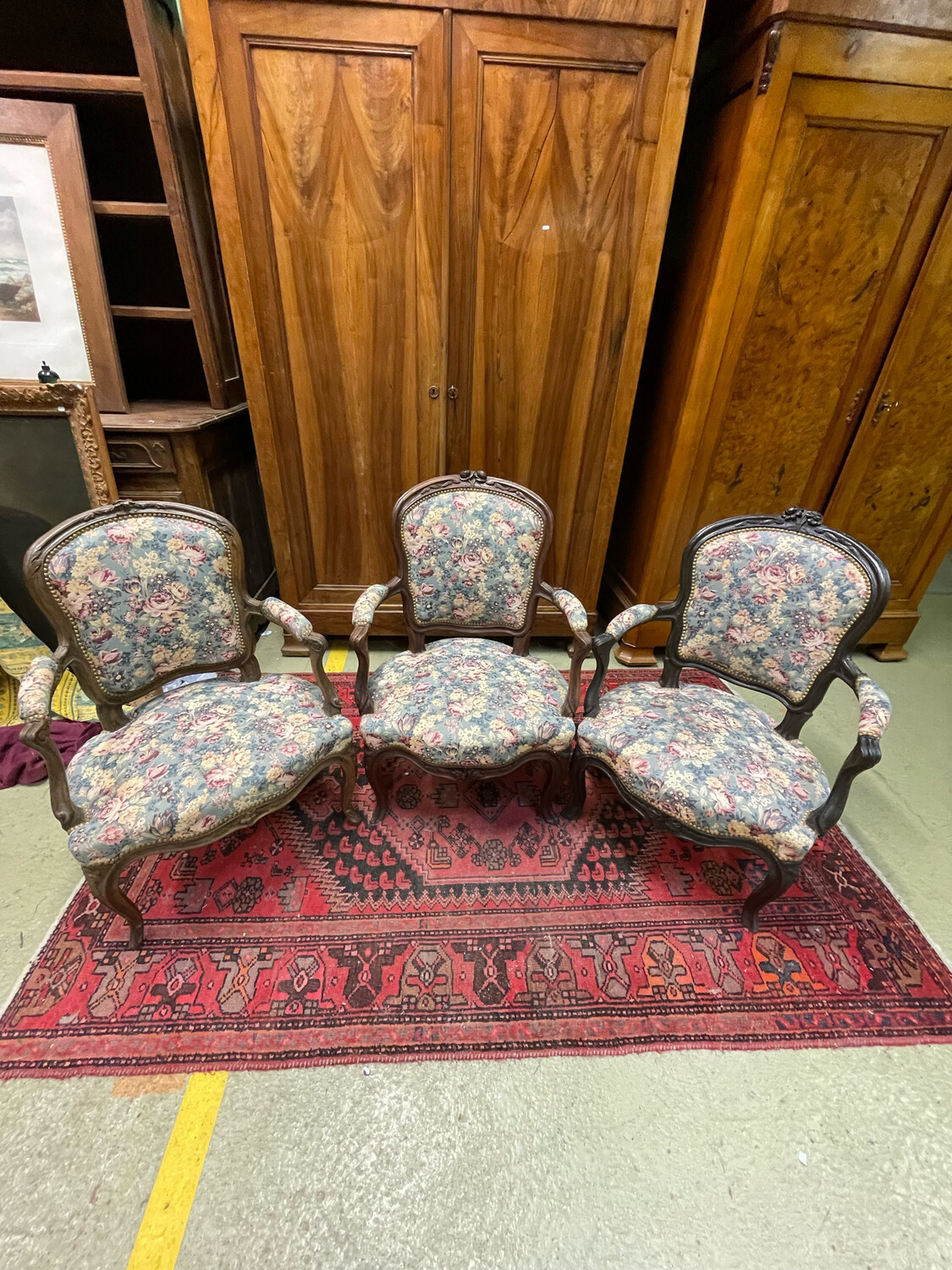 Trois fauteuils en bois mouluré et sculptés garnis d'une tapisserie florale à fond bleu - époque Louis VX H-90cm