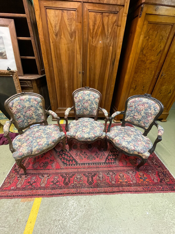 Trois fauteuils en bois mouluré et sculptés  garnis d'une tapisserie florale à fond bleu - époque Louis VX H-90cm