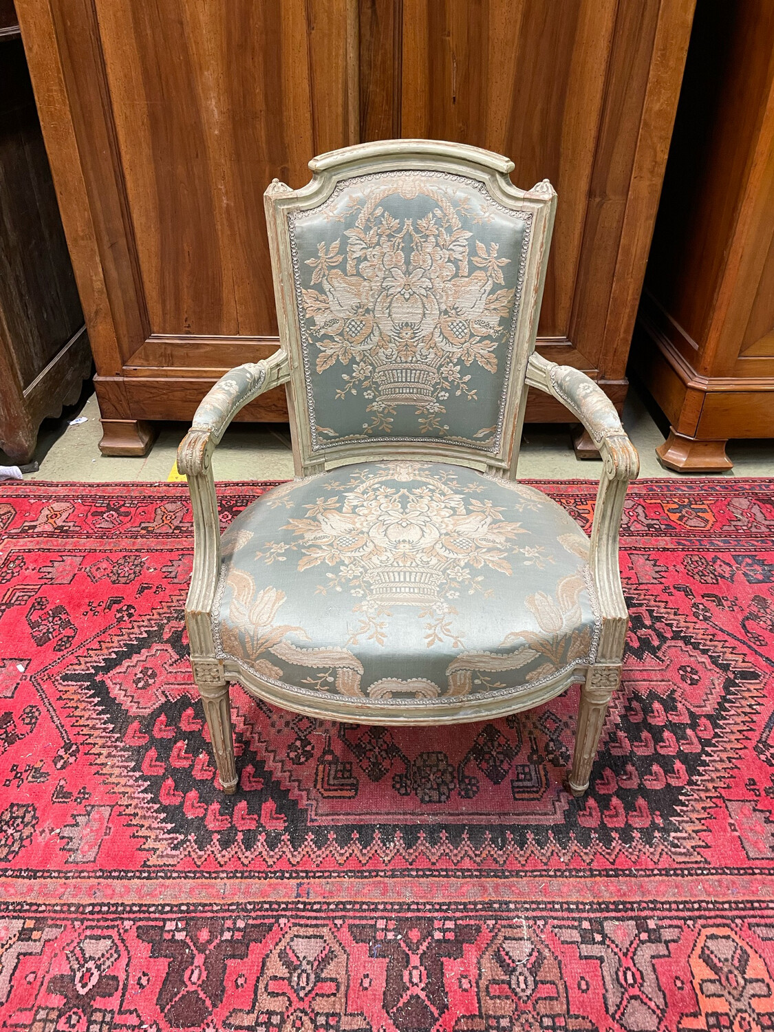 Fauteuil en bois laqué gris mouluré et sculpté Louis XVI h-89cm