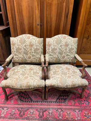 Paire de fauteuils en bois garnis de tapisserie et clouté H-96cm