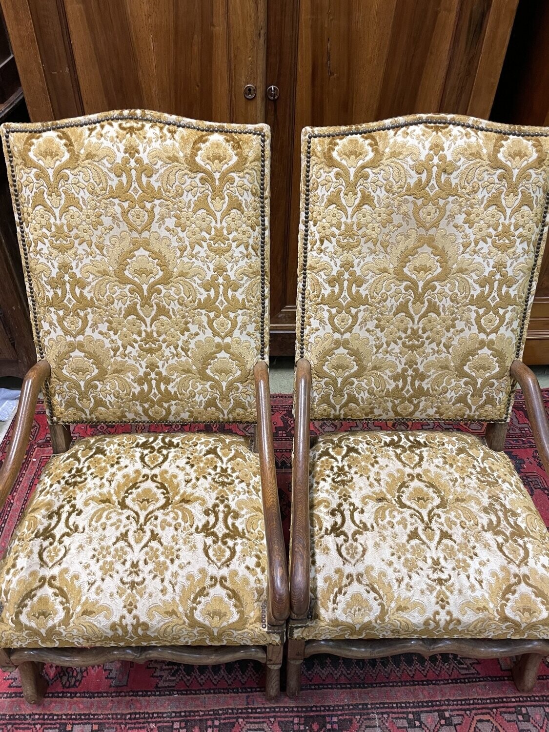 Paire de fauteuils en os de mouton garniture en velours frappé  H-117cm